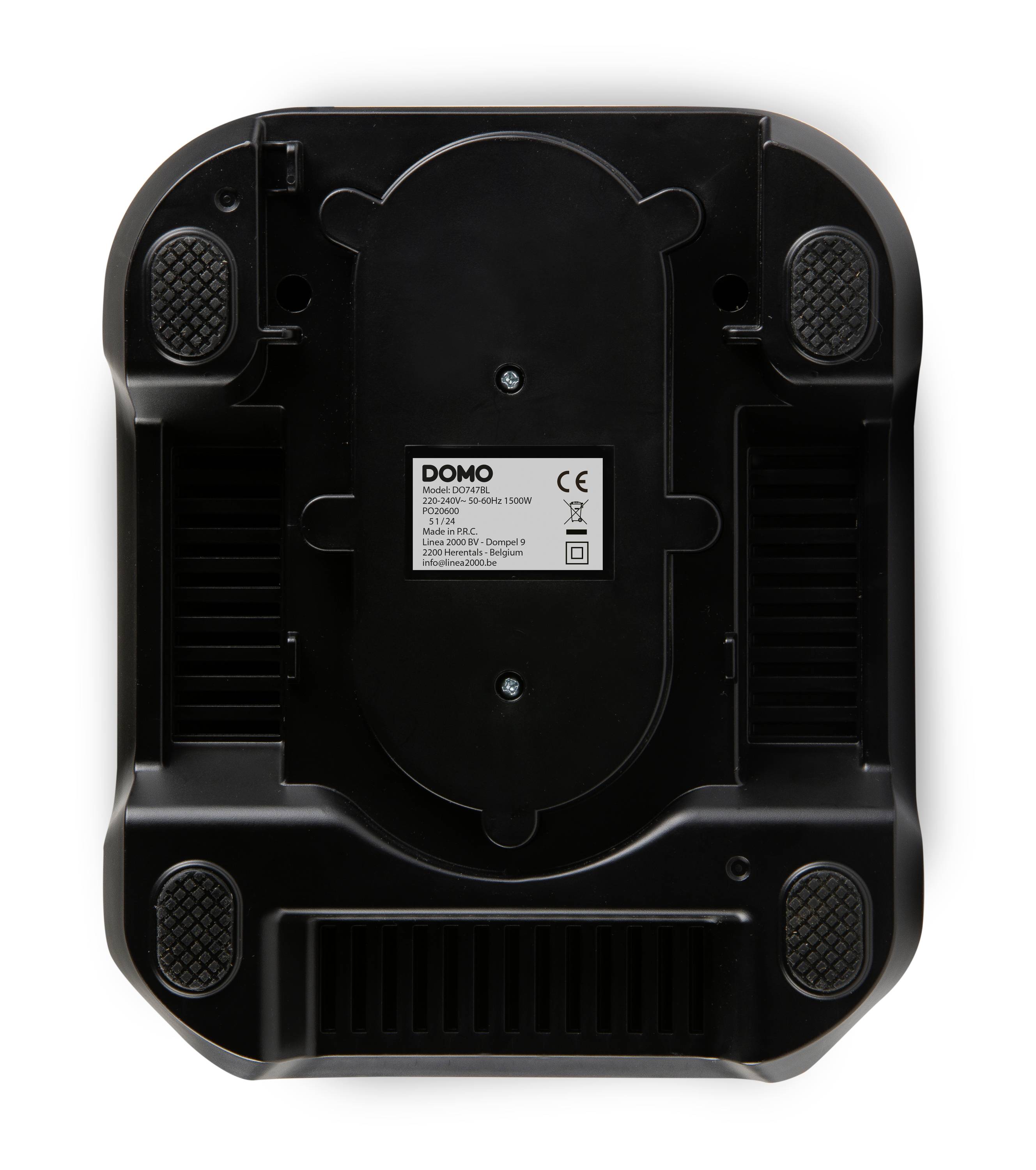 Onderkant van een elektronisch apparaat met rubberen voetjes en een informatieplaatje in het midden.