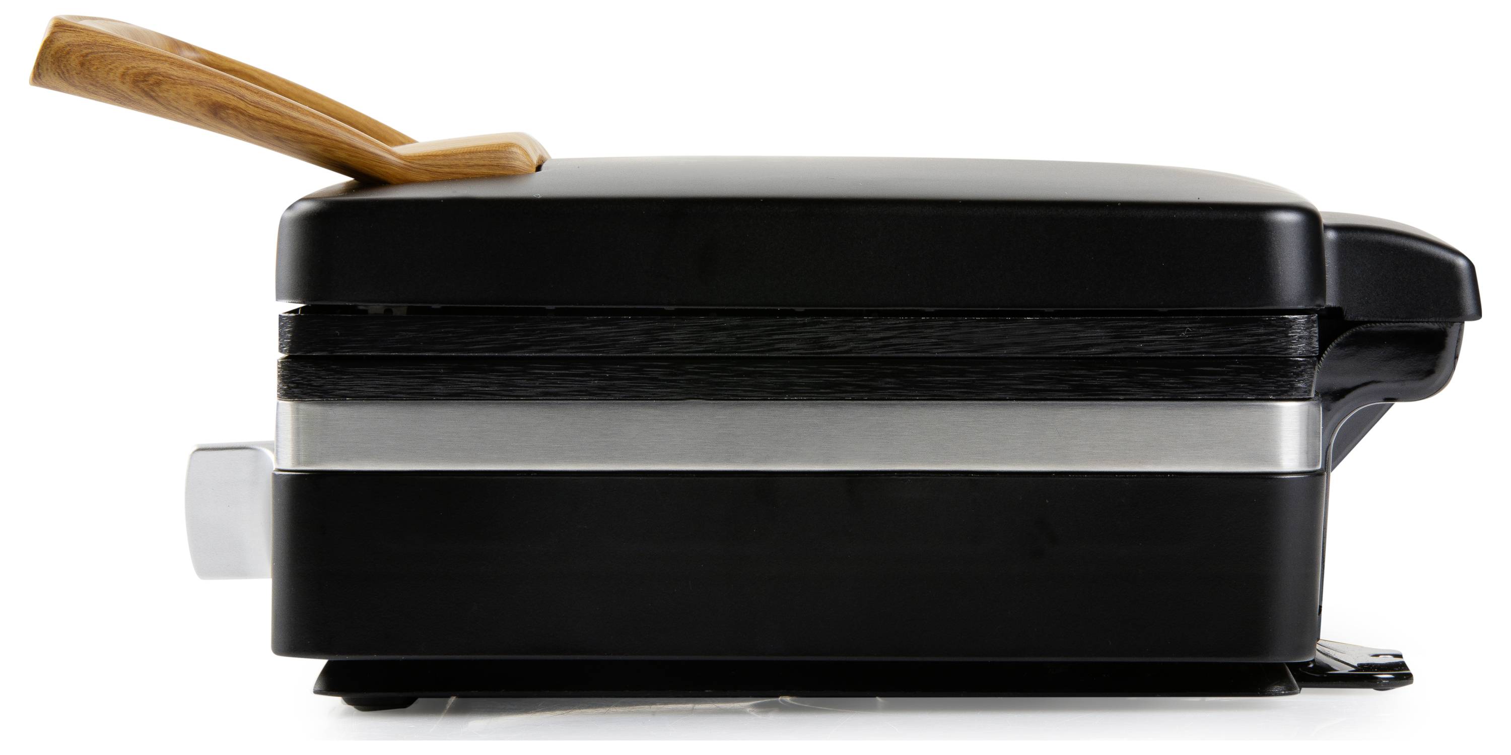 Een gesloten contactgrill met houten handgreep, zijaanzicht. De grill is zwart en zilver van ontwerp.