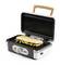 Een panini ligt op een open elektrische contactgrill met houten handgreep, klaar om te worden gegrild.