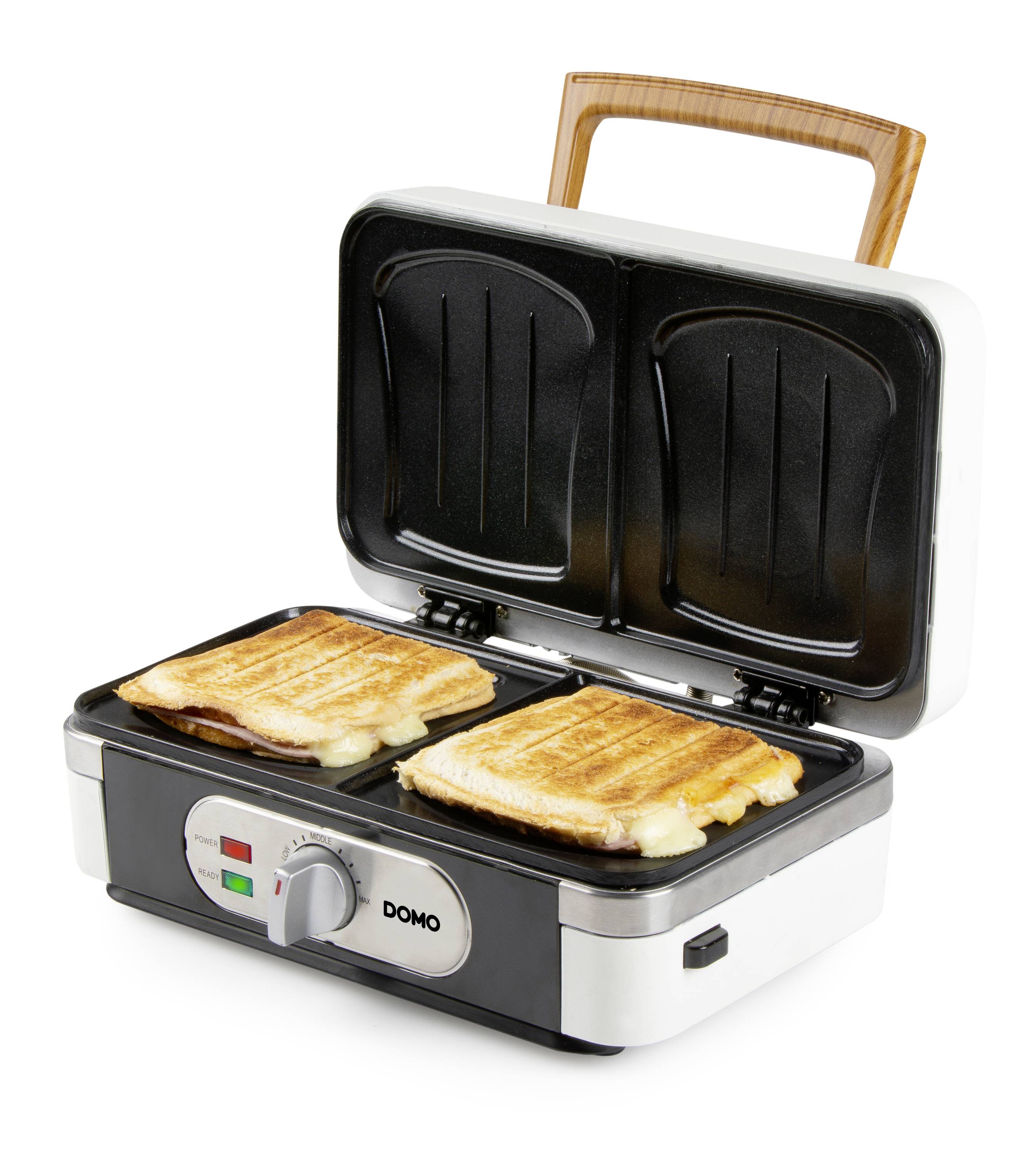 Tosti-ijzer met open deksel, twee geroosterde tosti's liggen op de bakplaat.