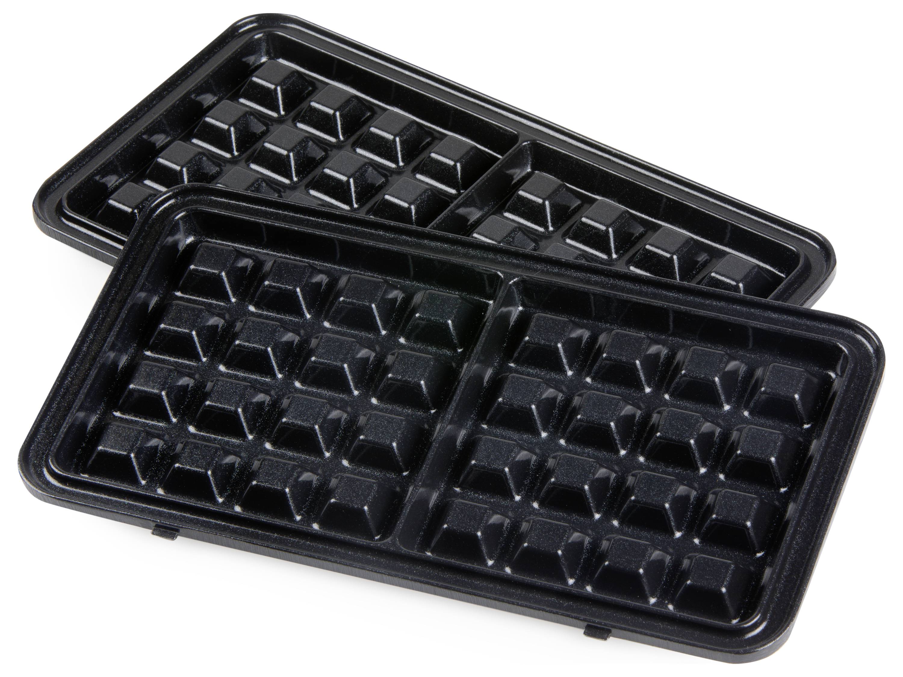 Twee zwarte wafelplaten met vierkante patronen, geschikt voor een wafelijzer. Ze zijn licht schuin geplaatst en naast elkaar gelegd.