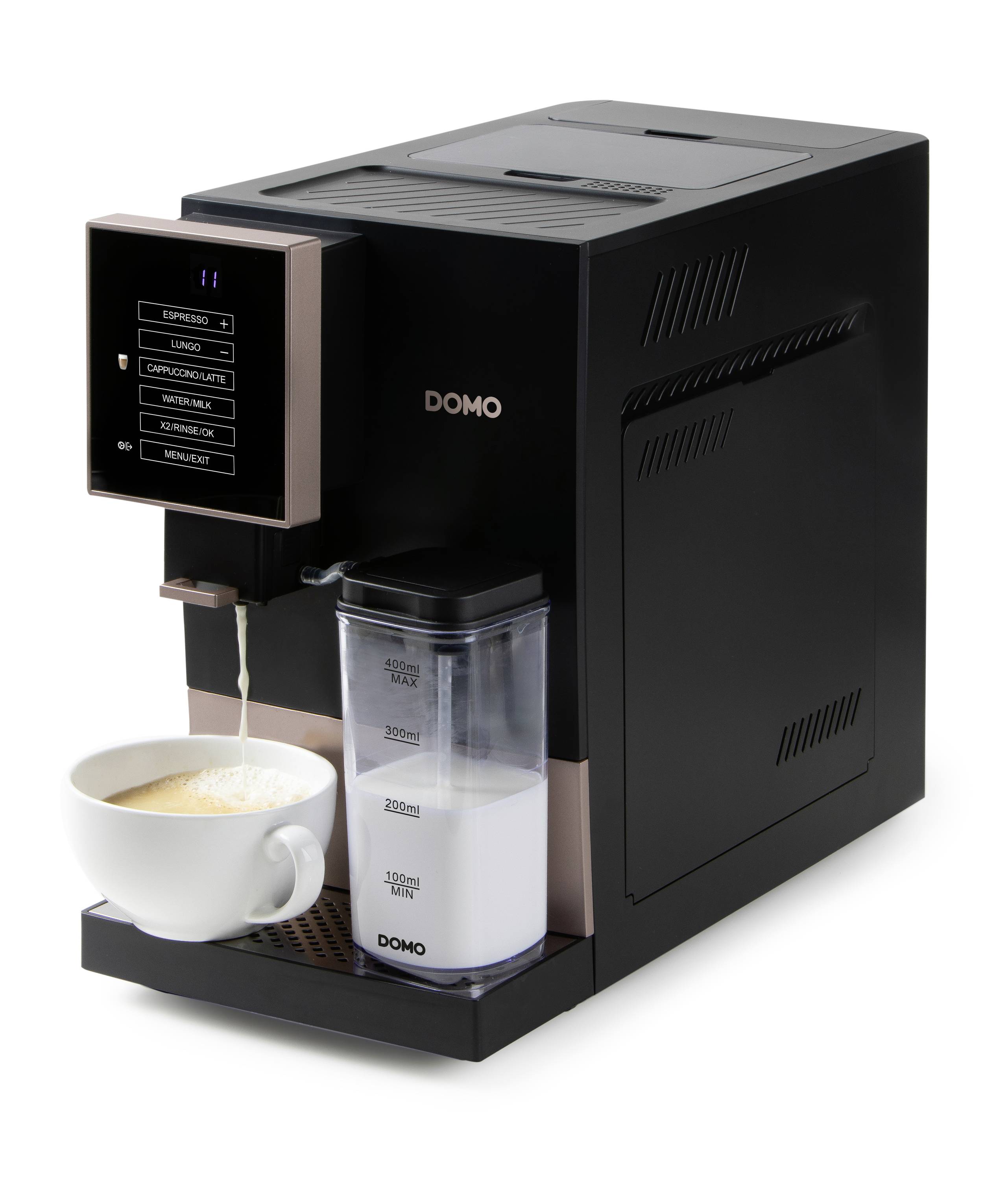 Zwarte koffiemachine met geïntegreerde melkhouder. Een kopje wordt gevuld met koffie. Merknaam op de machine.