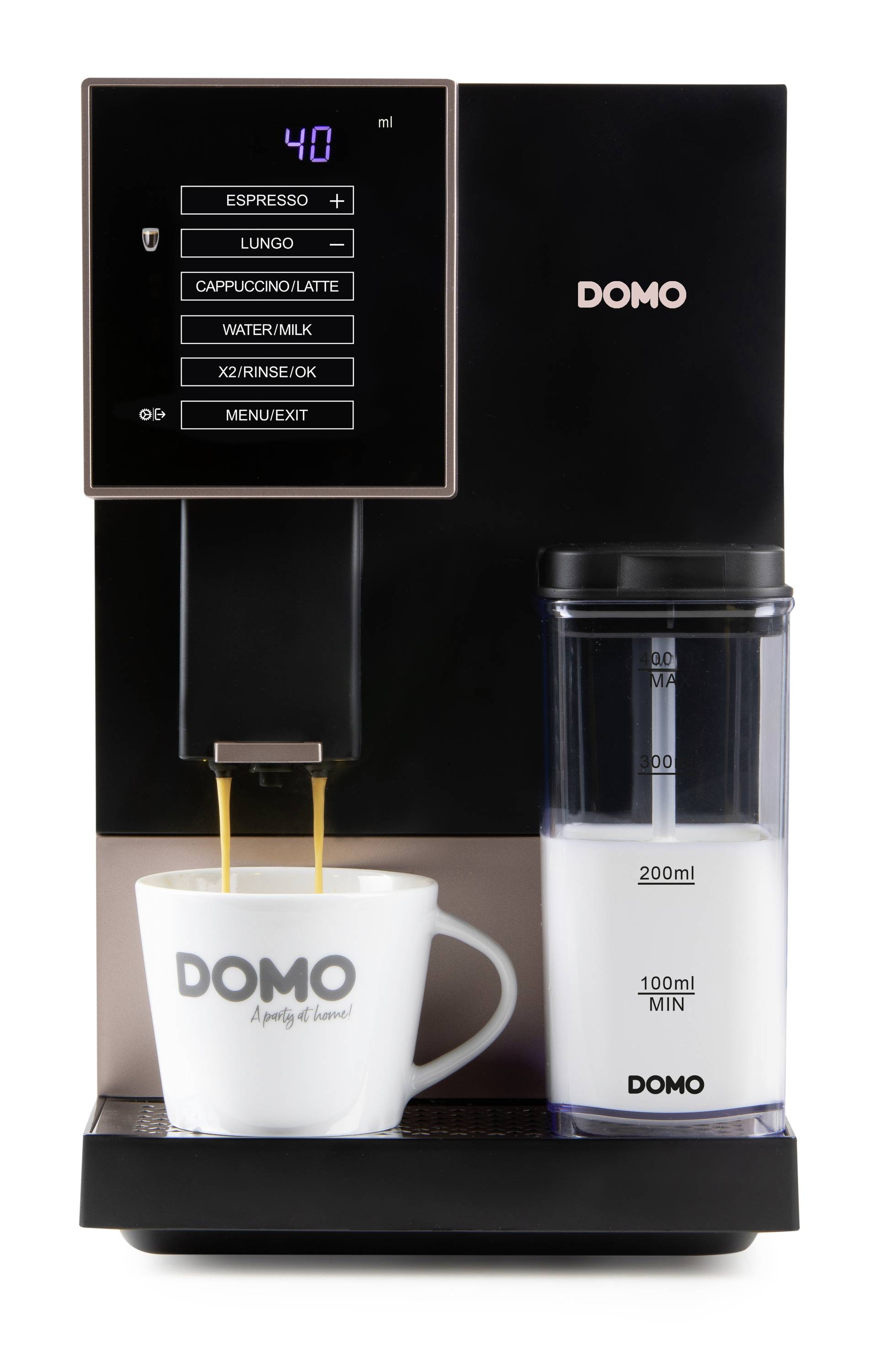 Een zwarte koffiemachine met display bereidt een koffie voor. Een kopje vangt de koffie op. Rechts staat een melkcontainer.