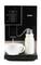 Een zwarte koffiemachine met digitaal display zet een espresso klaar. Naast de machine staat een fles melk.