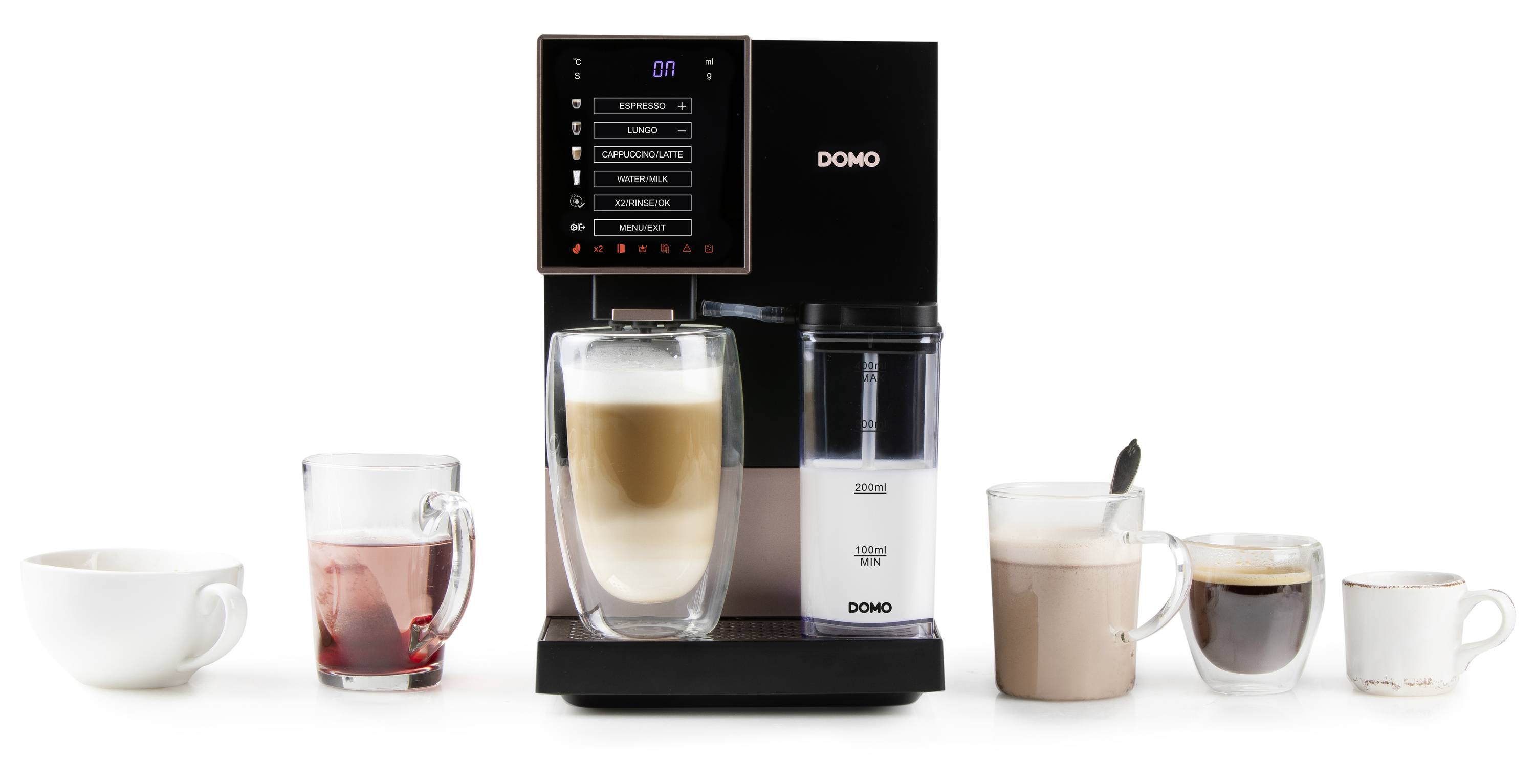 Een volautomatische koffiemachine met meerdere glazen toont verschillende dranken: thee, latte, cappuccino, cacao en espresso.