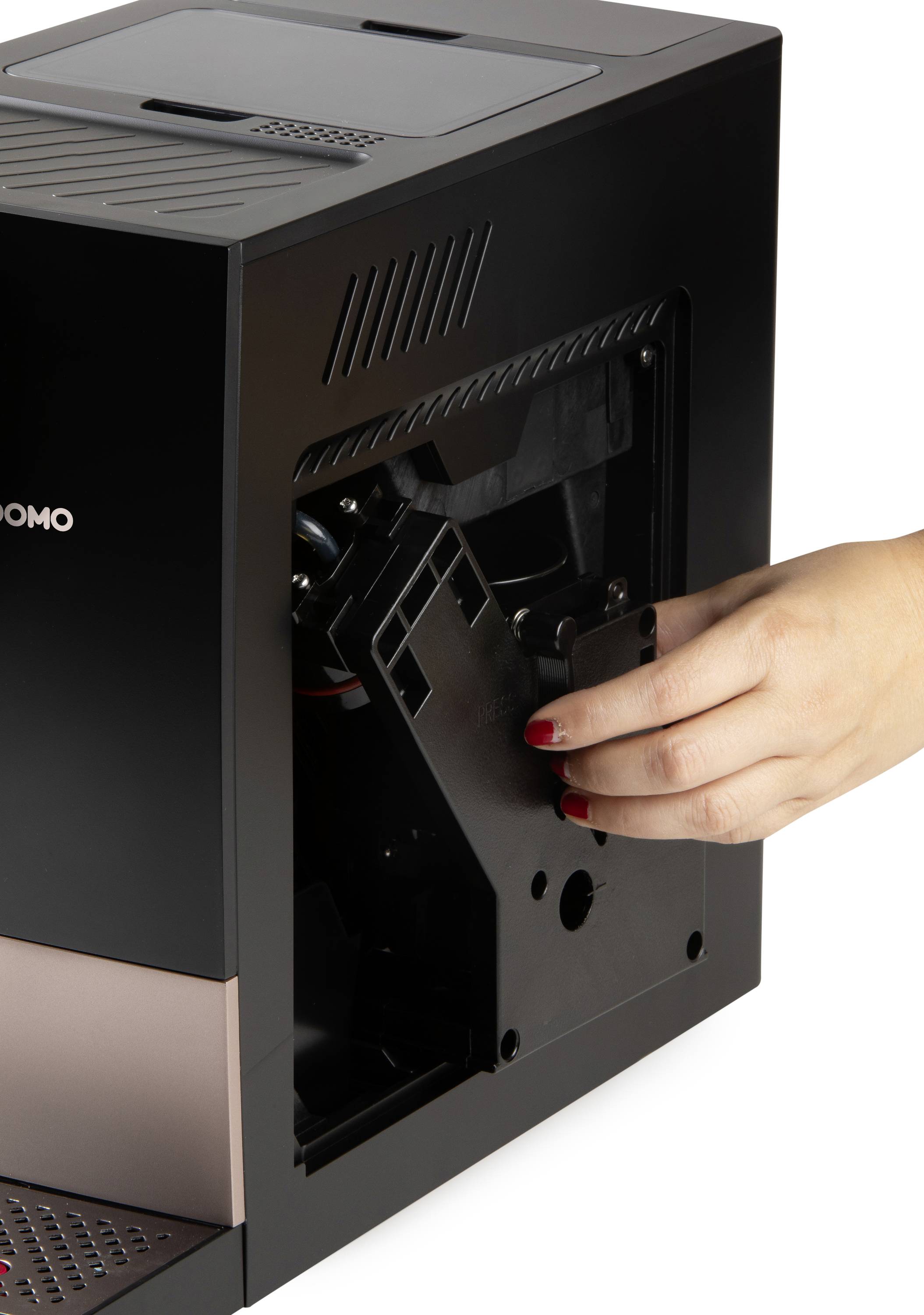 Een hand haalt een component uit of vervangt deze aan de zijkant van een zwarte machine, waarschijnlijk een koffieapparaat.