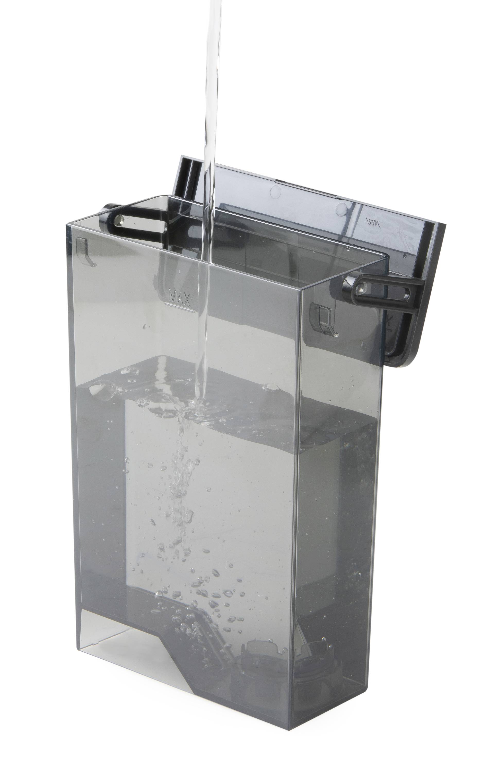 Water wordt in een transparante container met deksel gegoten, die mogelijk tot een huishoudelijk apparaat behoort.