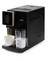 Zwarte koffiemachine met melktank bereidt koffie in een witte kop. Digitaal display toont opties en temperatuur.