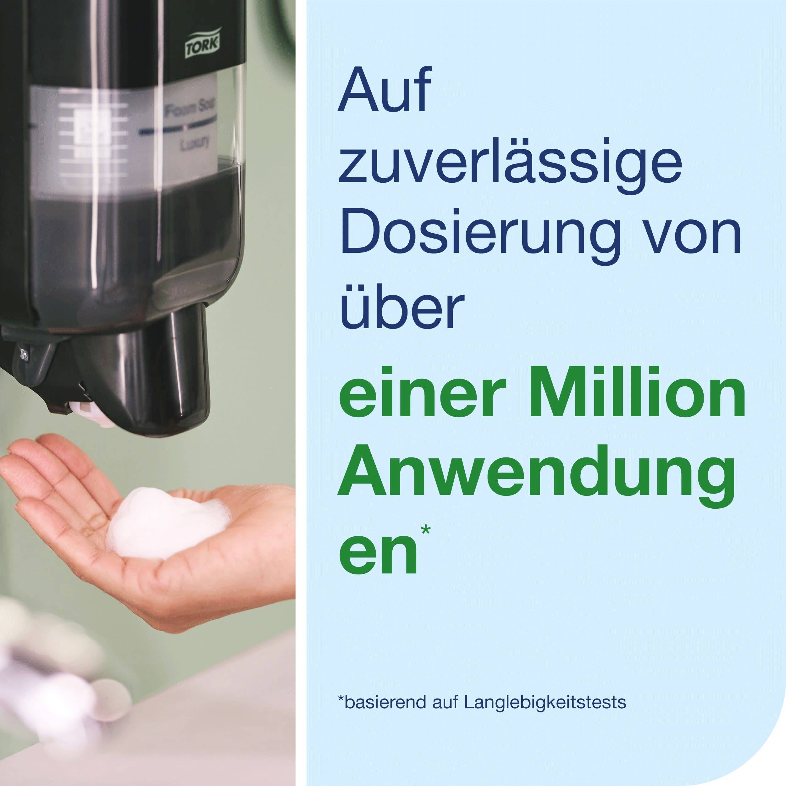 Een hand ontvangt schuimzeep uit een zeepdispenser. Tekst: 'Betrouwbare dosering van meer dan één miljoen toepassingen'.