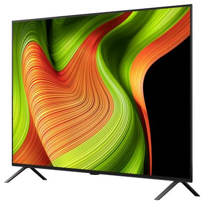 Een moderne flatscreen-tv met levendige, wervelende groene en oranje abstracte patronen op het scherm, schuin geplaatst op zwarte standaards.