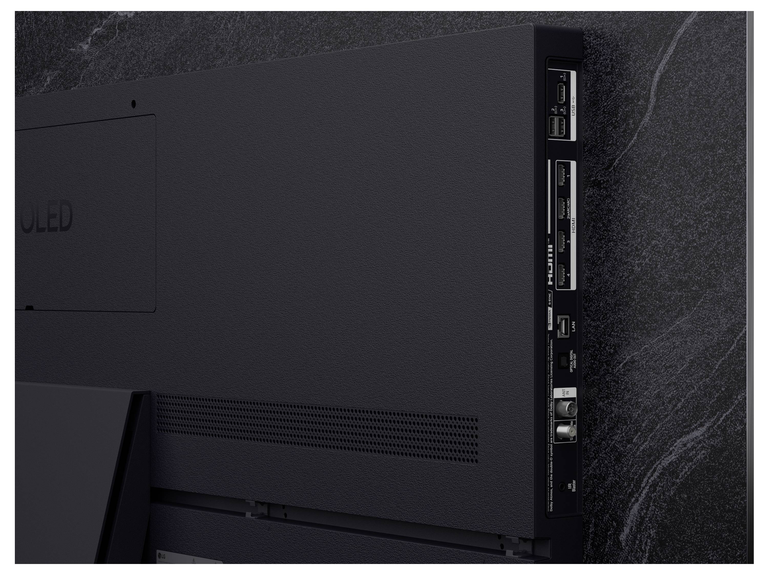 Zijaanzicht van een donker flatscreen-tv die aan de muur hangt, met meerdere invoerpoorten en aansluitingen aan de rechterkant.