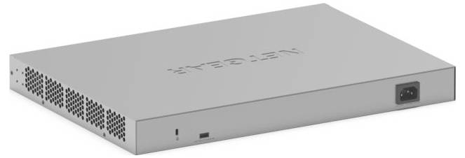 Zilveren netwerkrouter met ventilatiesleuven aan de linkerkant en een netaansluiting aan de rechterkant van de achterzijde.