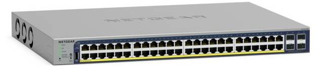 Een Netgear-netswitch met 48 Ethernet-poorten. Hij wordt gebruikt voor het verbinden en beheren van meerdere netwerkapparaten.