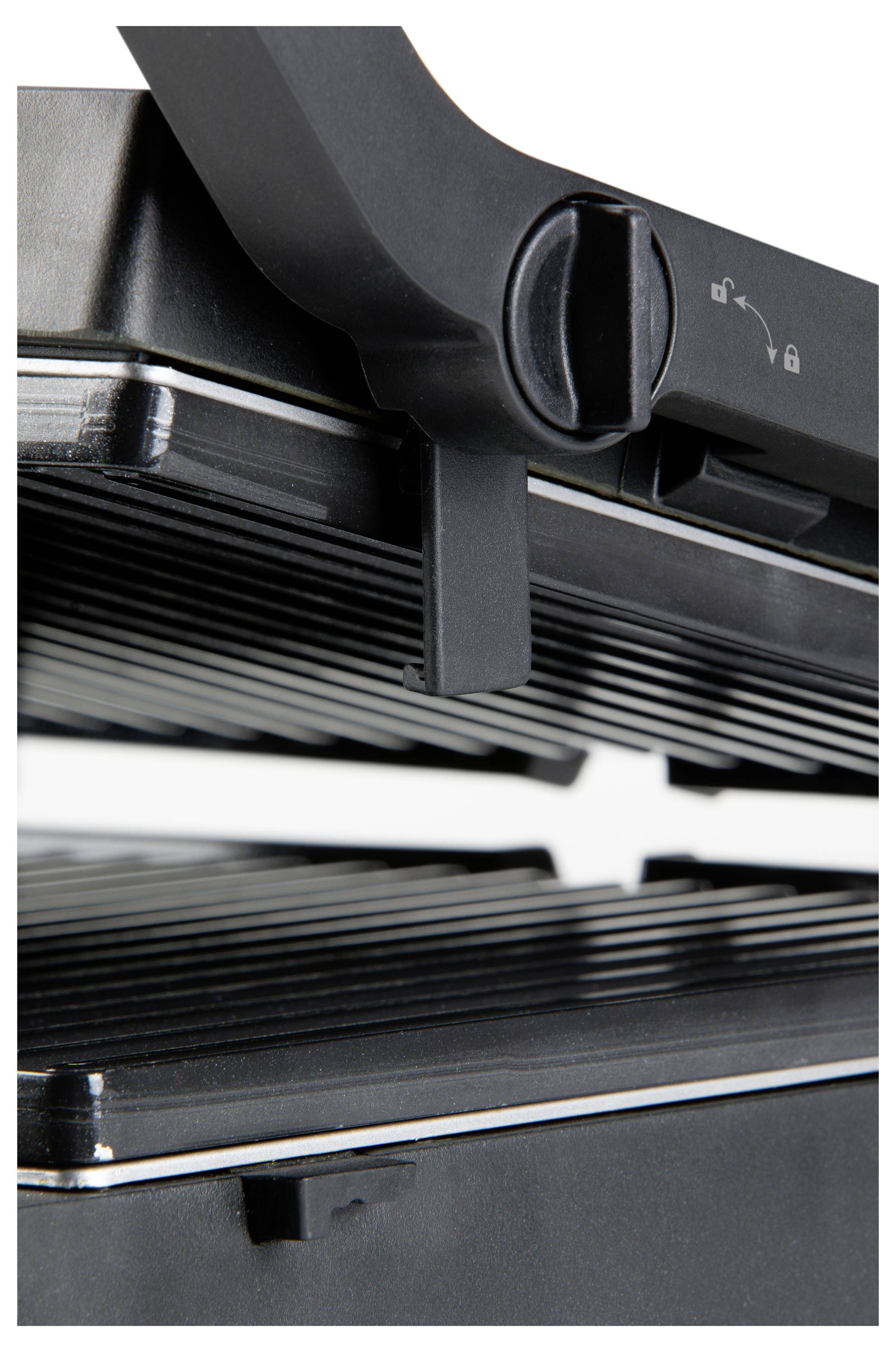 Elektrische contactgrill in close-up met geribbelde grillplaten en temperatuurregelaar, geopend met een kleine ruimte tussen de platen.