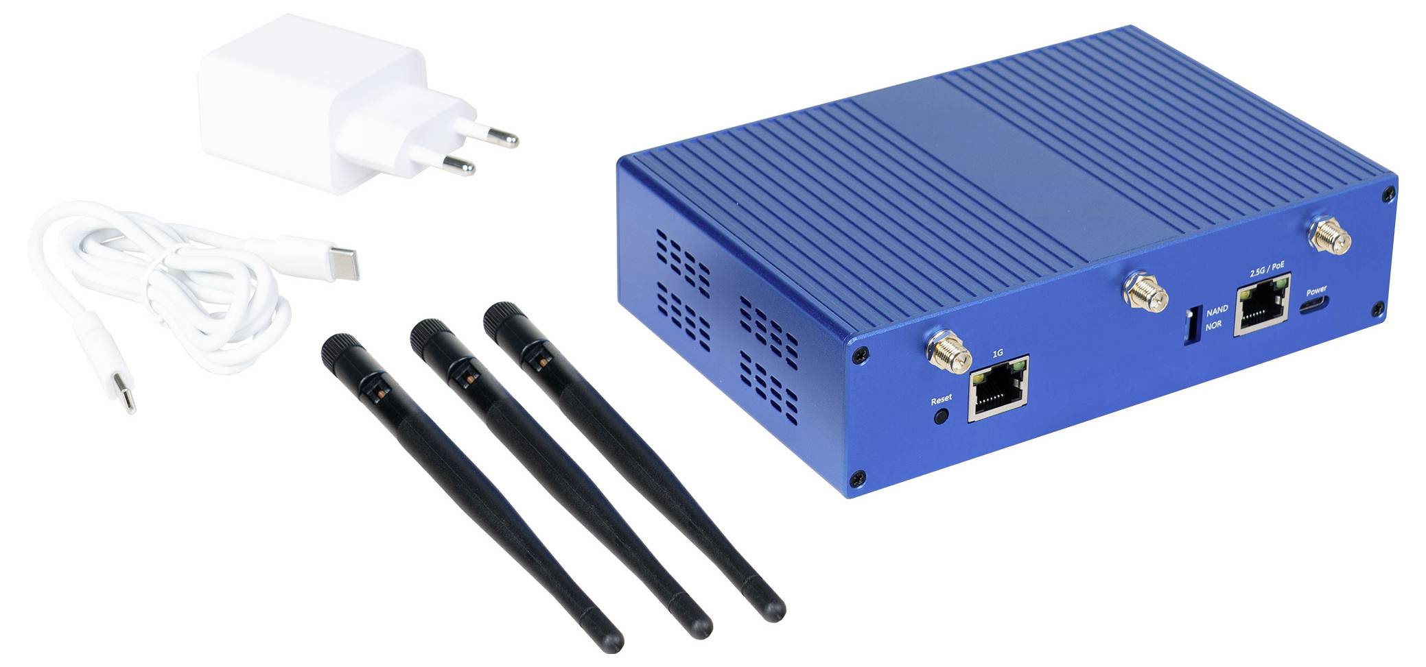 Een blauwe router met poorten en drie antennes naast een witte USB-oplader en kabel, waarschijnlijk voor het opzetten van netwerkverbinding.