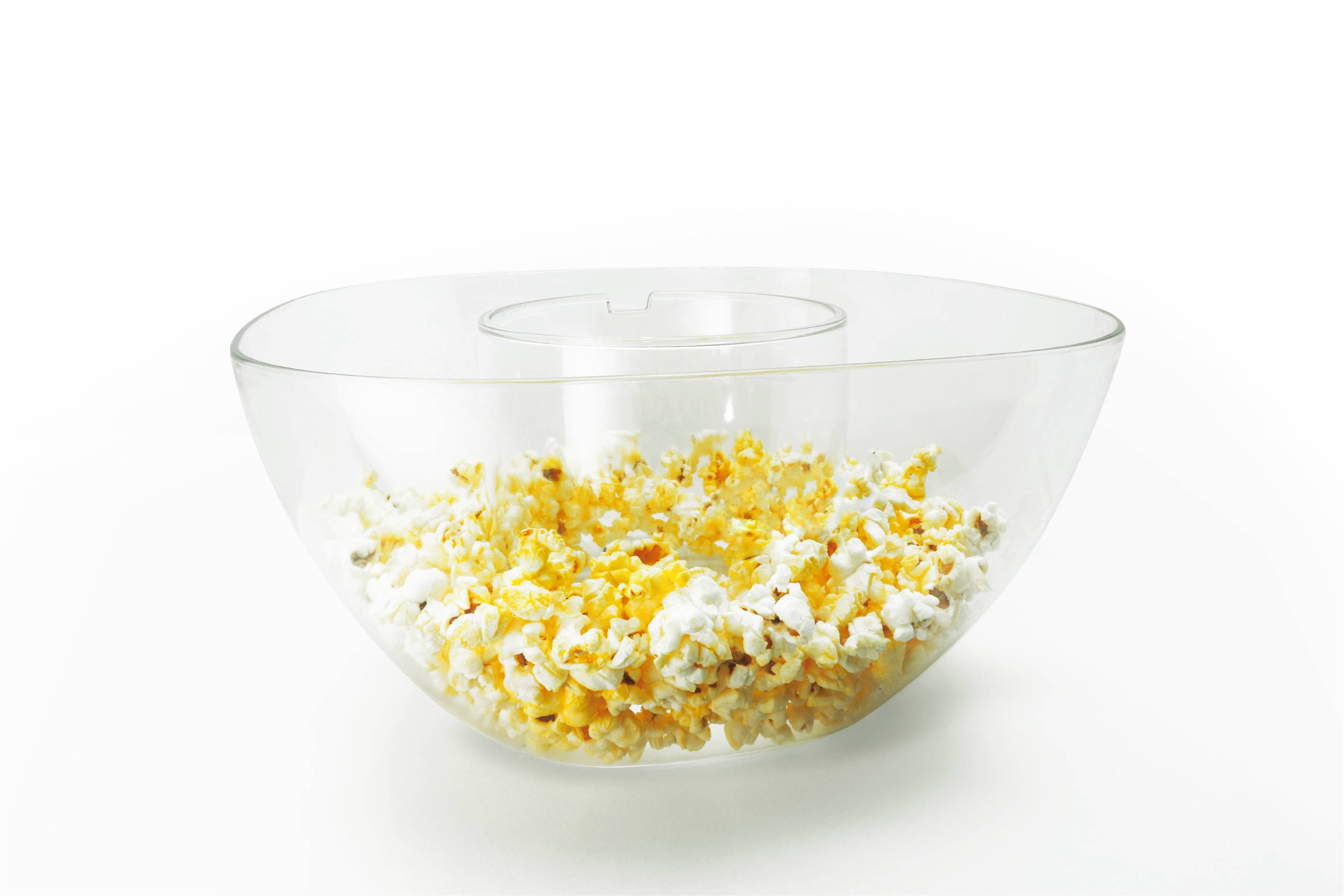 Een doorzichtige kom gevuld met vers bereid popcorn.