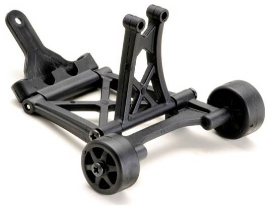 Een zwart kunststof chassis van een speelgoedauto met twee wielen achteraan en open structuren in het midden en de voorkant.