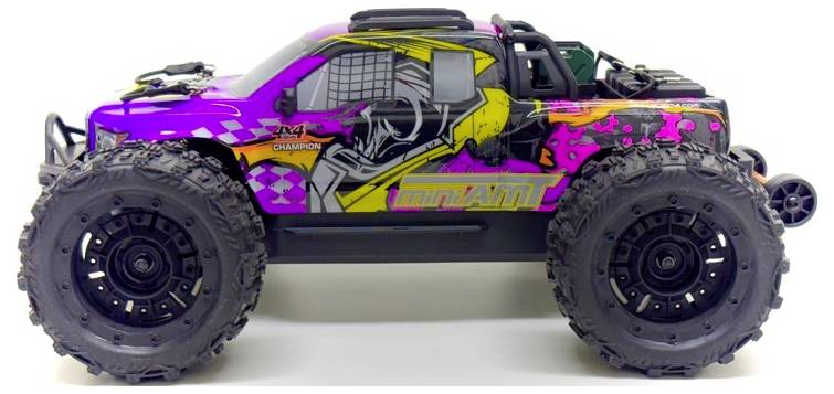 Een gekleurde, afstandsbediende monstertruck met grote banden en grafische patronen. Hij ziet er stevig en sportief uit.
