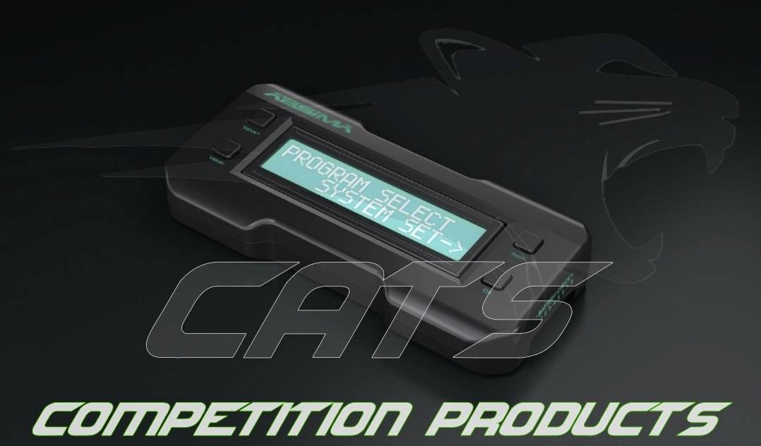Een zwart elektronisch apparaat met een scherm toont 'PROGRAM SELECT SYSTEM SET'. Achtergrond toont een gestileerd dierenkoplogo en de tekst 'COMPETITION PRODUCTS'.