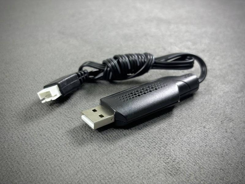 Zwart USB-kabel op een grijze achtergrond, met een USB-A-stekker aan de ene kant en een kleine witte stekker aan de andere kant.