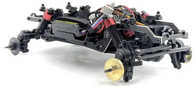 Een afstandsbediend auto-chassis met zichtbare schokdempers, bekabeling en wielophanging; klaar voor assemblage of gebruik.