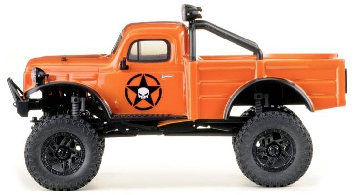 Een feloranje speelgoed terreinwagen met grote banden en een zwart doodshoofd-ster-symbool op de deur.