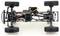 Afstandsbediend auto-chassis van onderen, toont ophanging en elektronische componenten.