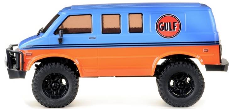 Speelgoedauto: Een blauwe en oranje bestelwagen met grote banden en 'Gulf'-logo aan de zijkant.