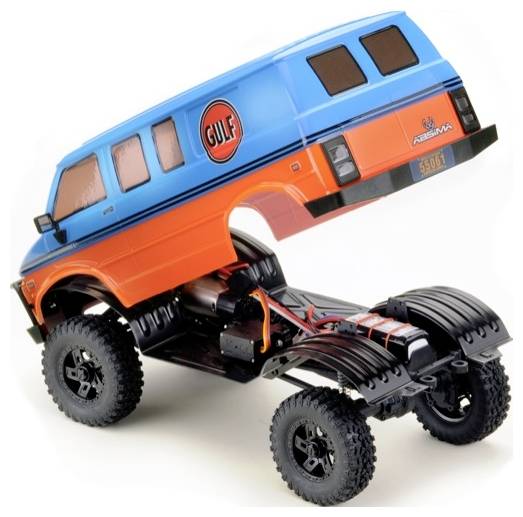 Een modelauto met verwijderde carrosserie onthult het onderliggende zwarte frame en de wielen. De carrosserie is blauw-oranje met Gulf-logo.