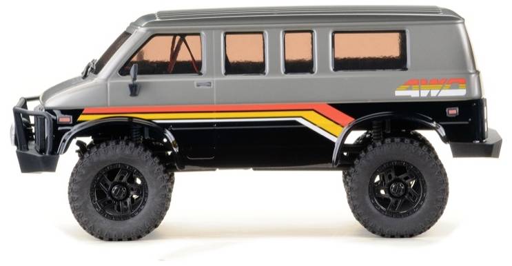 Speelgoedauto in van-design, grijs en zwart met oranje-gele strepen, grote banden, zijramen, op witte achtergrond.