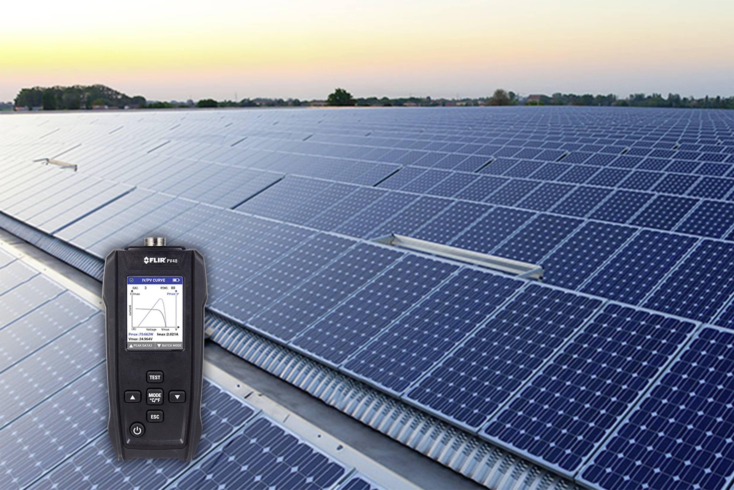 Een meetinstrument toont een diagram voor een groot zonnepark bij zonsondergang, wat de monitoring van de zonne-energieproductie symboliseert.