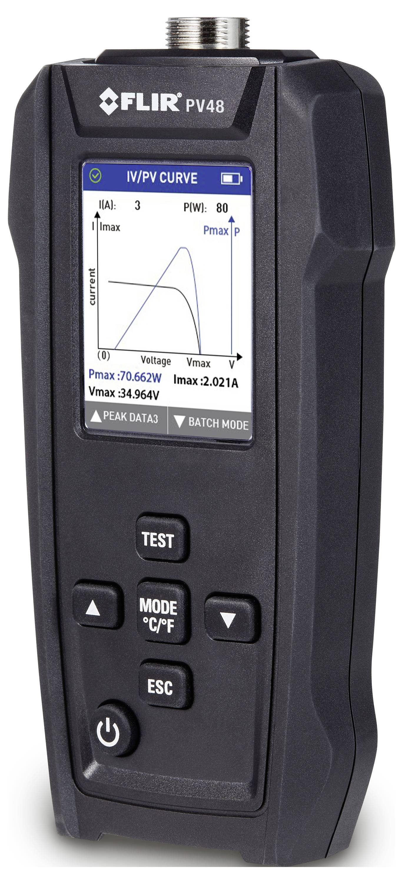 Een draagbare analyzer toont op het scherm een I-V-curve van een zonnepaneel met vermogen- en spanningsgegevens.