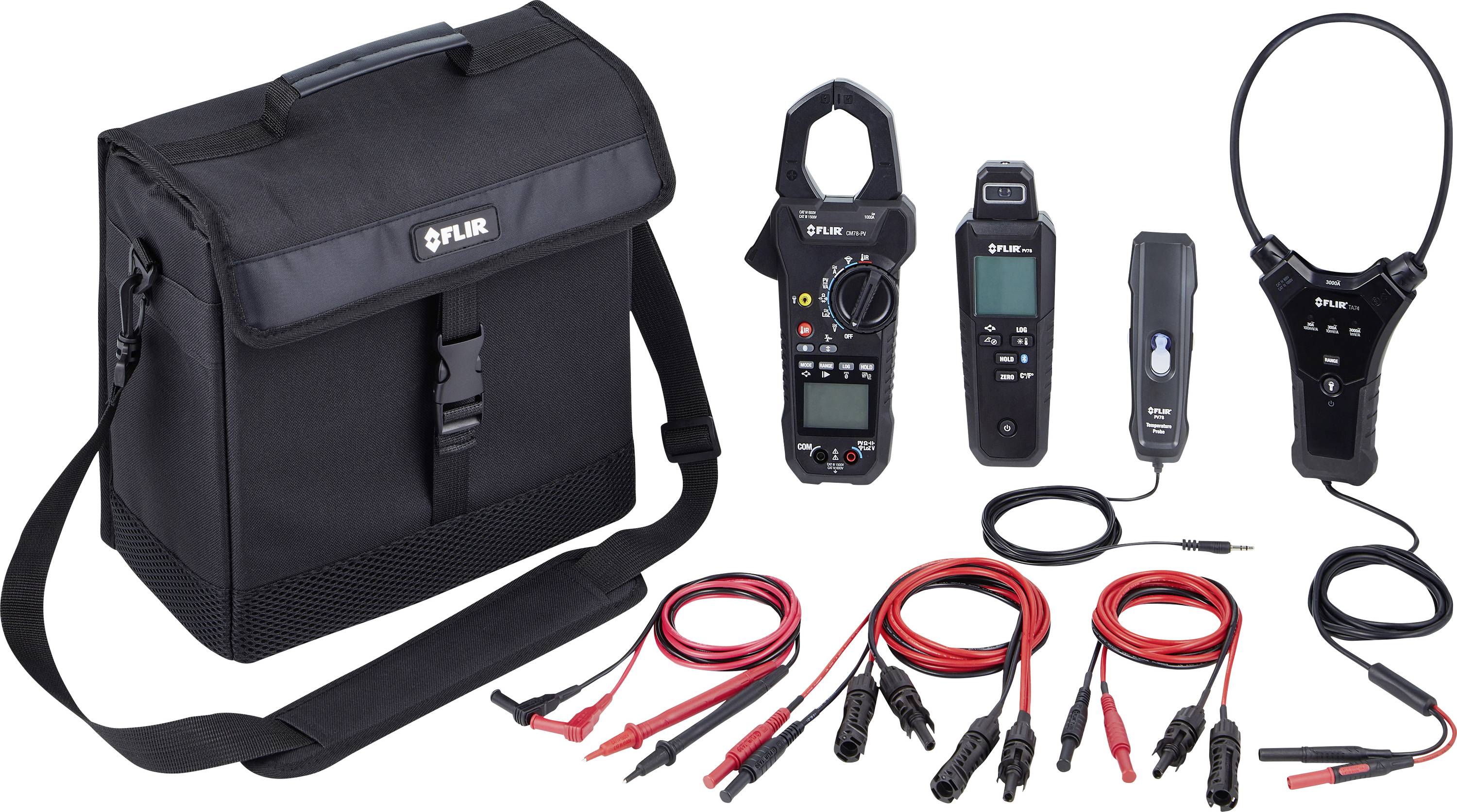 Een set elektrische meetinstrumenten bestaande uit een zwarte draagtas, een multimeter, een stroomtang, kabels en adapters.