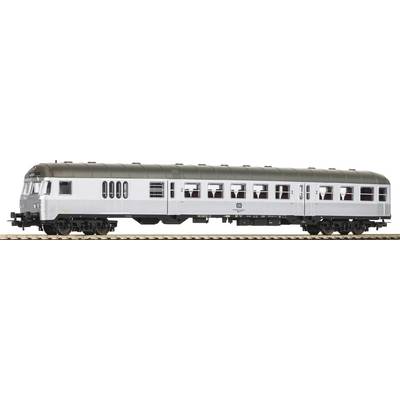 Zilveren personenrijtuig van een trein, zijdelings op de rails staand, met meerdere ramen en een donker dak.