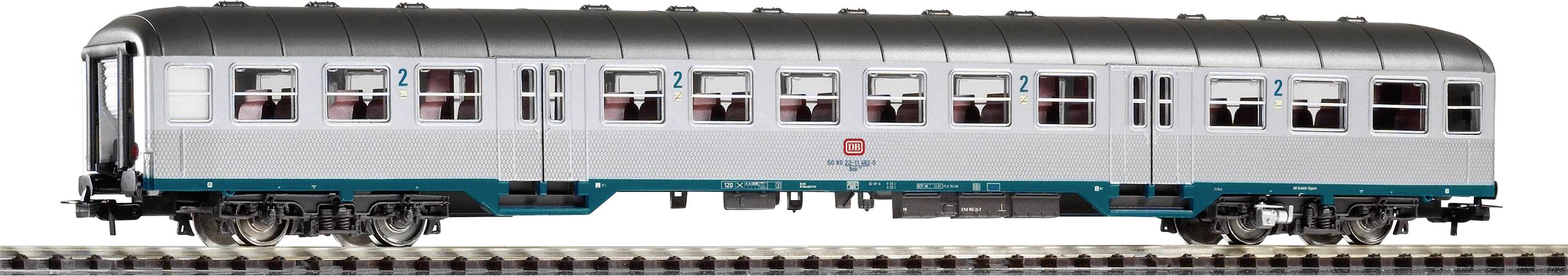 Modeltrein-personenrijtuig in zilver-blauw op rails, gemarkeerd met 'DB'. Strak design met meerdere ramen.