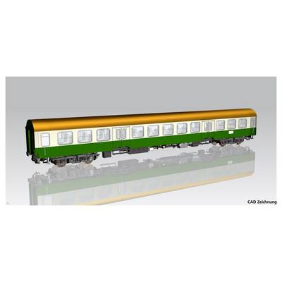 CAD-tekening van een passagierstreinwagen in groen-gele kleurstelling met gedetailleerde ramen en wielen op een reflecterende ondergrond.