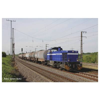 Een blauwe goederentrein vervoert verschillende tankauto's op een tweesporige route, omgeven door groene landschap en elektriciteitsmasten.