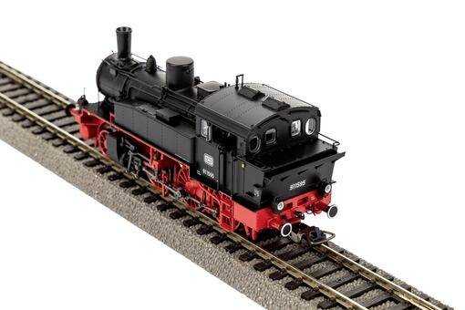 Een gedetailleerd klein model van een zwarte en rode stoomlocomotief op een kort spoorsegment.