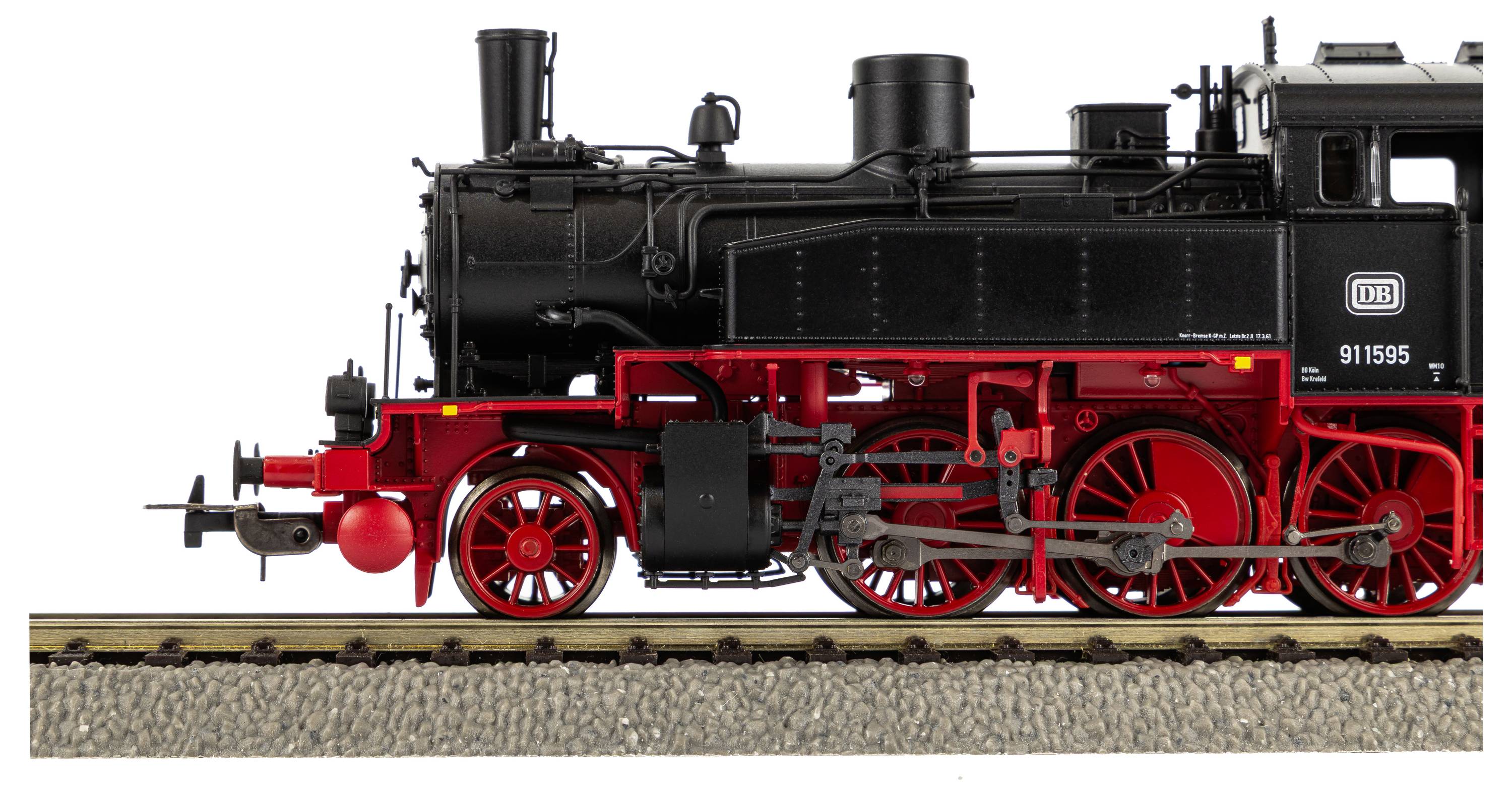 'Zijaanzicht van een klassieke zwarte en rode stoomlocomotief op spoorrails, met gedetailleerde wielen en mechanische componenten.'