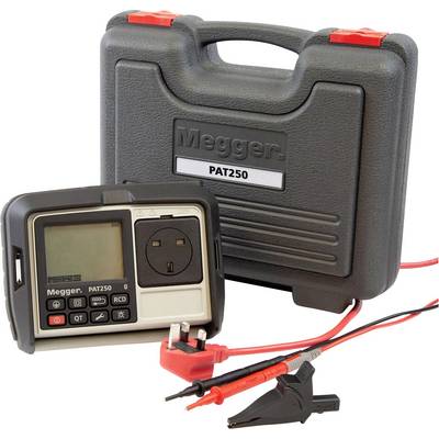 Een draagbaar testapparaat voor elektrische veiligheidskeuringen naast een hardplastic koffer. Apparaat heeft stopcontact- en display-indicatoren.
