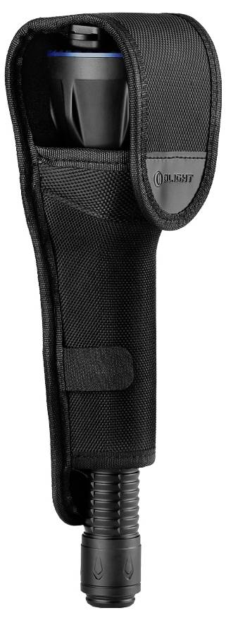Zaklamp in een zwart etui met klittenbandsluiting, gemarkeerd met het 'Olight'-logo. De belangrijkste onderdelen zijn de handgreep en de behuizing.