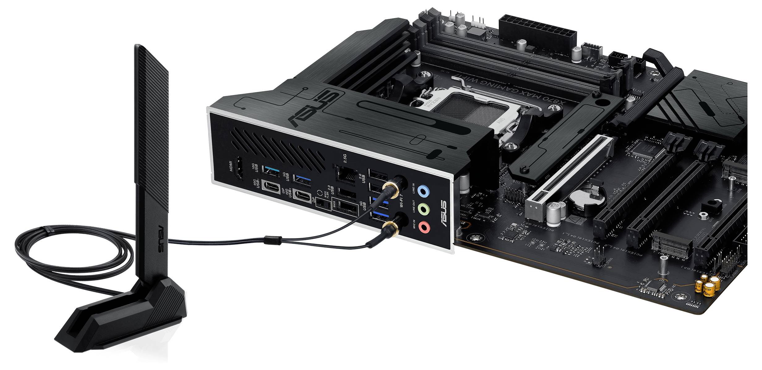 Moederbord met meerdere aansluitingen, waaronder USB, HDMI en Audio. Een antennekabel is aangesloten aan de achterzijde van het moederbord.