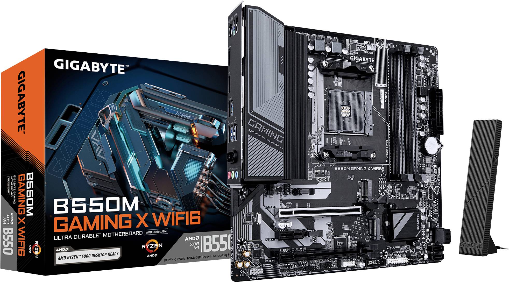 Moederbord Gigabyte B550M GAMING X. Verpakking rechts naast de printplaat. Accessoires aan de rechterkant.