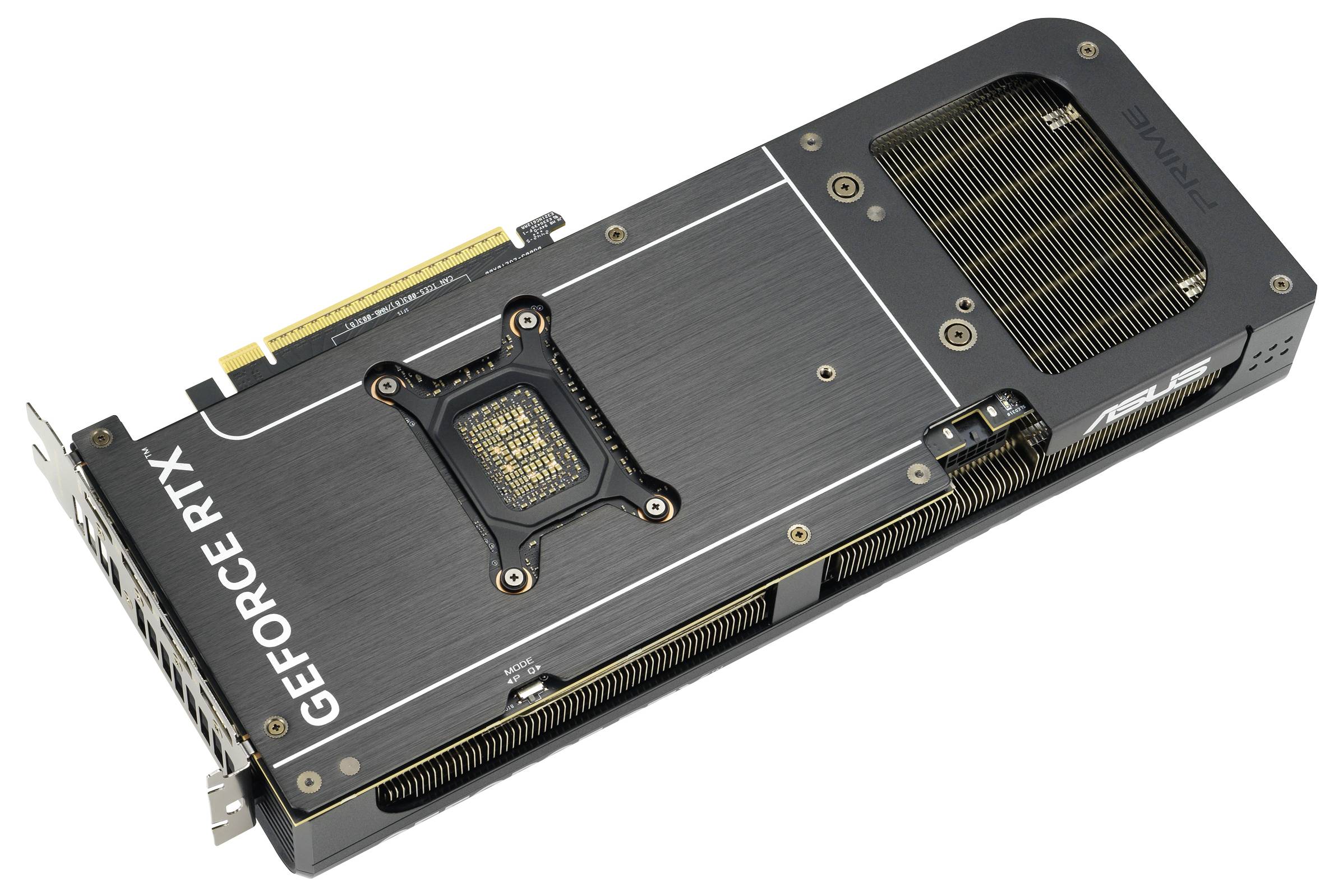 Een grafische kaart met het opschrift 'GeForce RTX', toont de achterkant met elektronische componenten en koelribben zichtbaar.