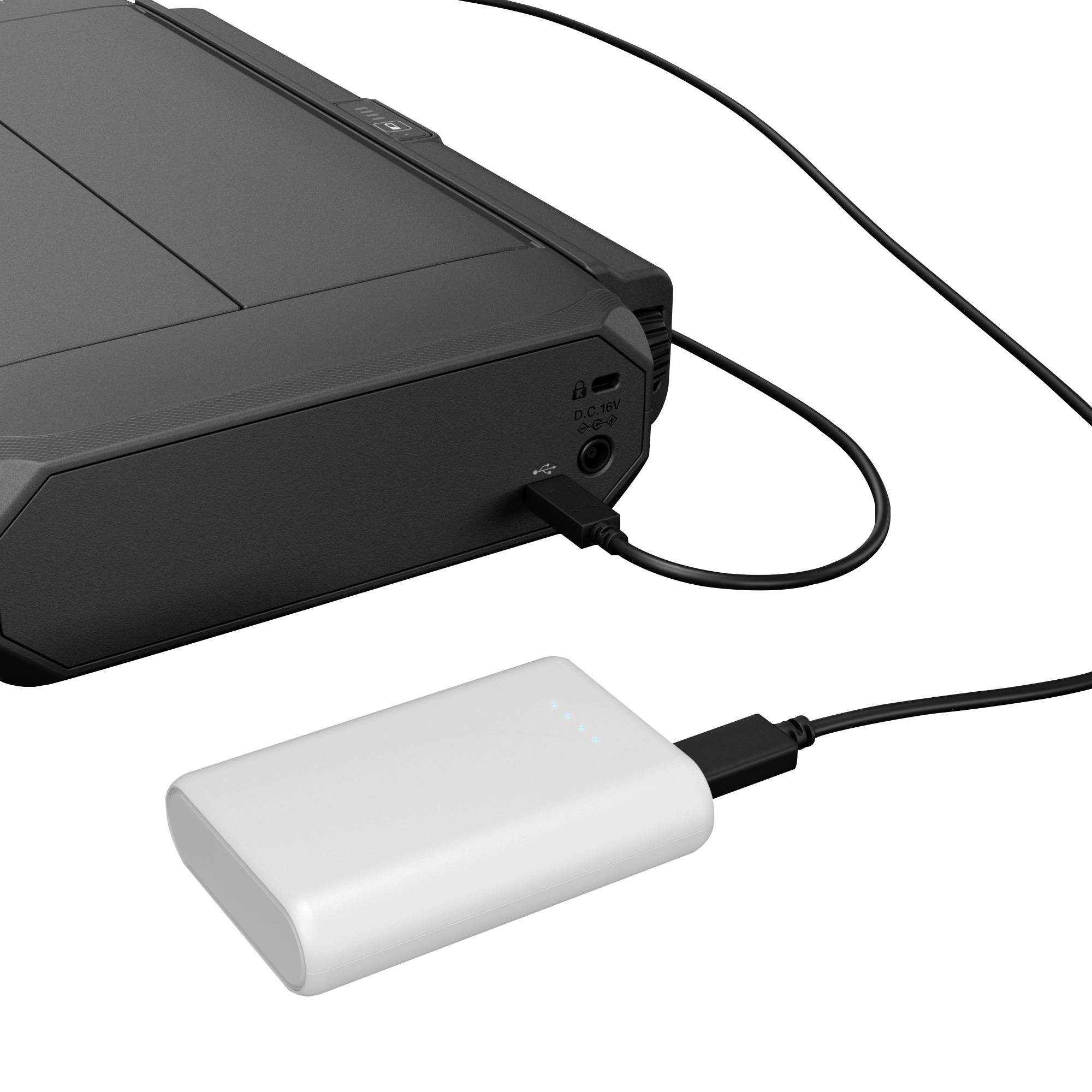 Een zwarte externe harde schijf is via een kabel verbonden met een witte powerbank.