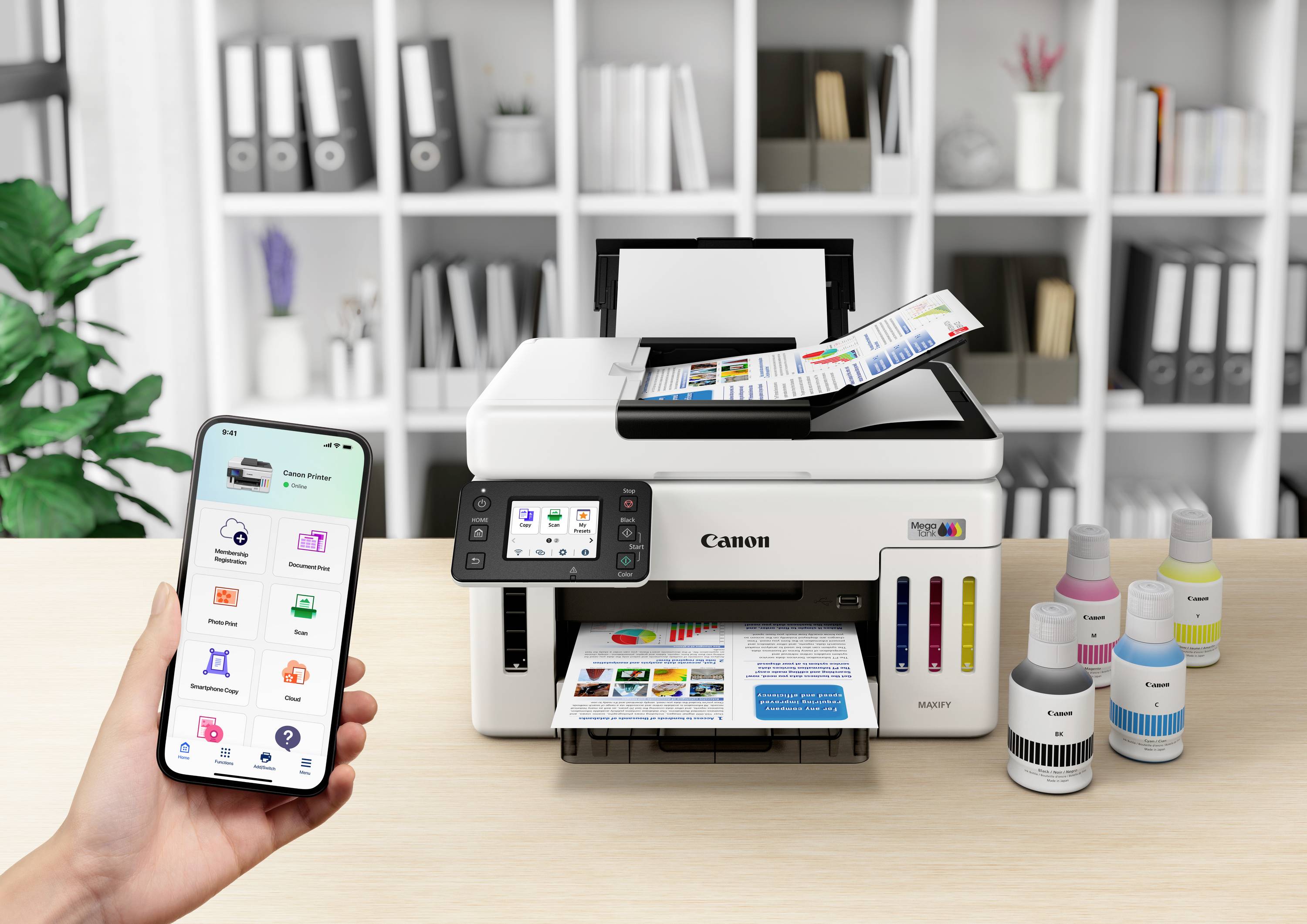 Een Canon-printer met een smart-apparaat. De printer drukt een document af, terwijl op de mobiele telefoon afdrukmogelijkheden worden weergegeven. Op de achtergrond een rek met mappen.