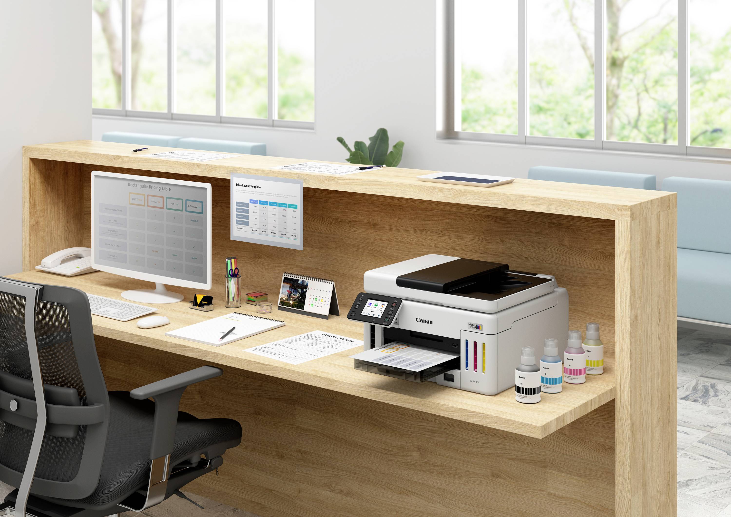 Een kantoorwerkplek met een bureau, stoel, computerscherm en een kleureninkjetprinter. Op de achtergrond zijn grote ramen.