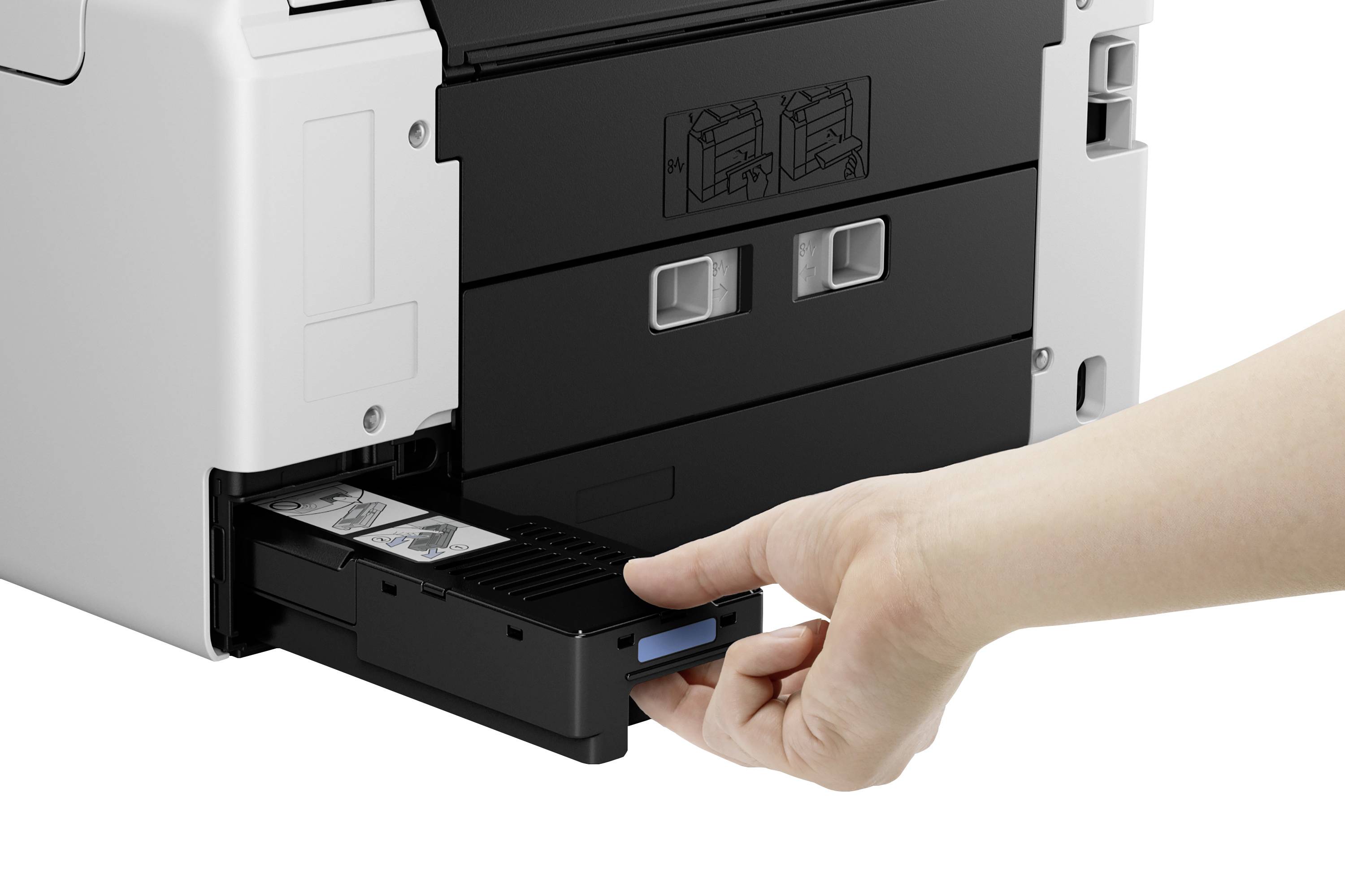 Een hand trekt de cassette met gerecycled papier uit een printer. De printer is gedeeltelijk zichtbaar.