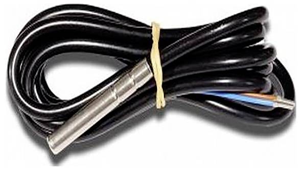 Een zwarte kabel met een zilveren metalen uiteinde en blootliggende draden, omwikkeld met een rubberen band.