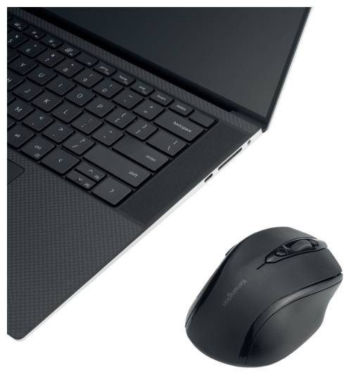 Een zwarte laptop ligt naast een draadloze zwarte muis op een witte achtergrond.